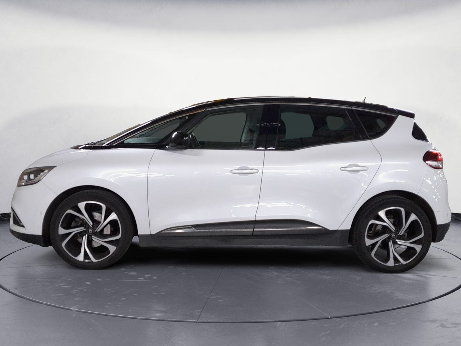 photo-1771227311320-1