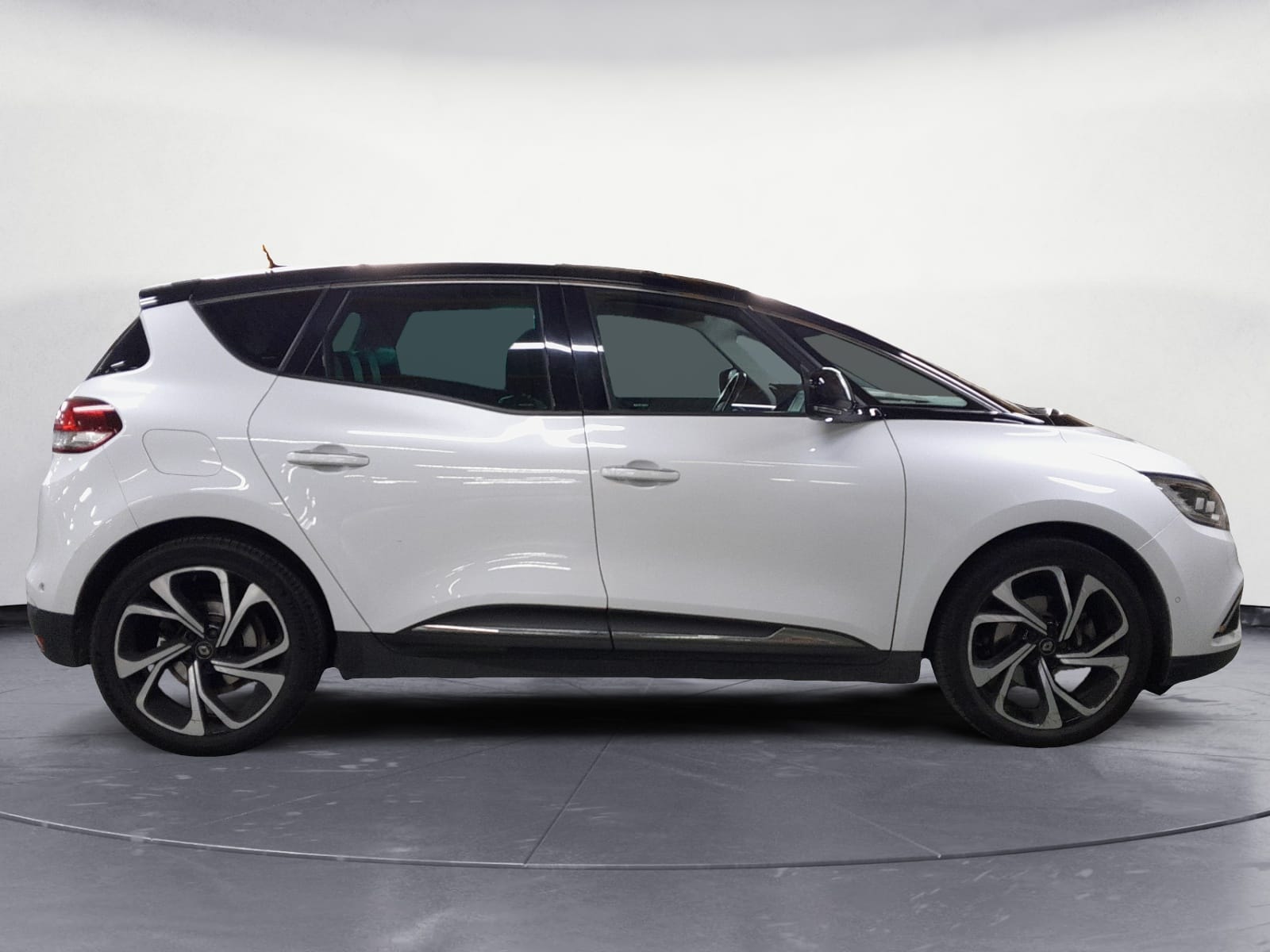 photo-1771227311320-5