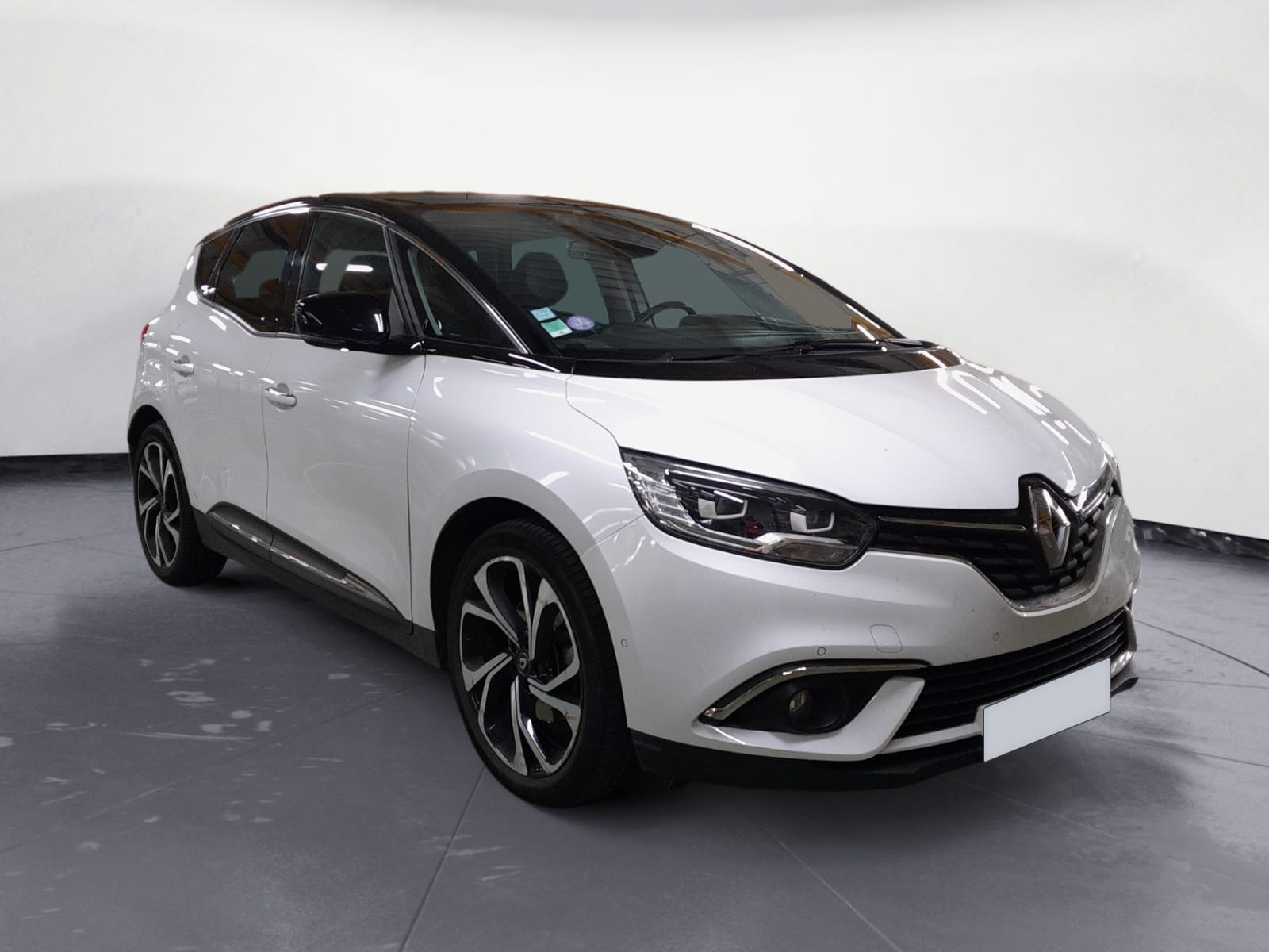 photo-1771227311320-6