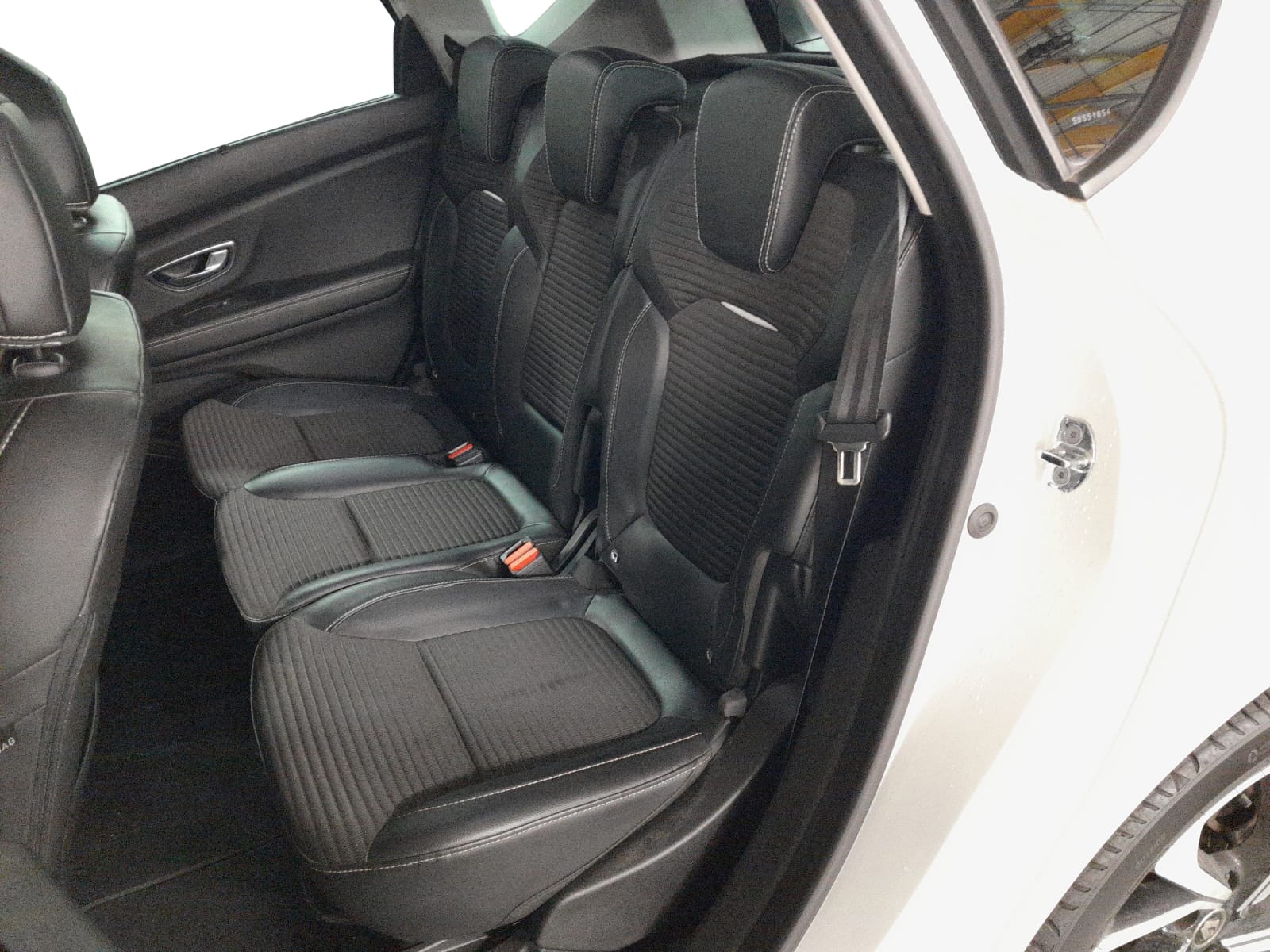 photo-1771227311321-10