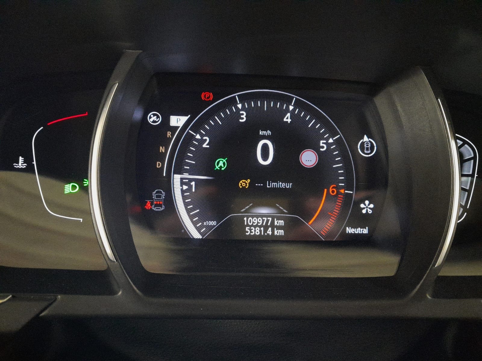 photo-1771227311322-14